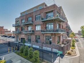 Building Photo - 435 S Front St