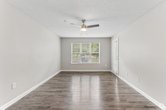 2BR, 2BA - 1,004SF - Living Room - Maplewood Park