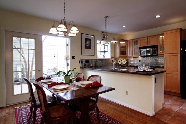Building Photo - 947 Memorial Village Dr