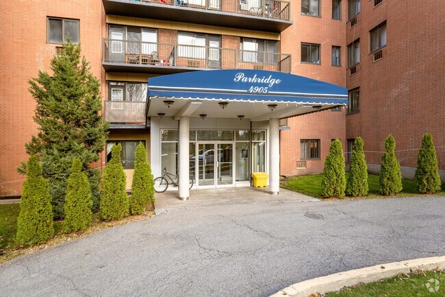 Building Photo - 4905 Ch De La Côte-Saint-Luc