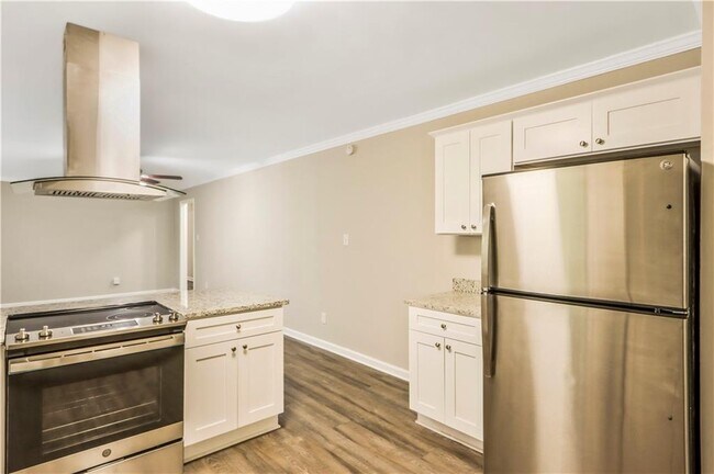Building Photo - 2783 Skyland Dr SW
