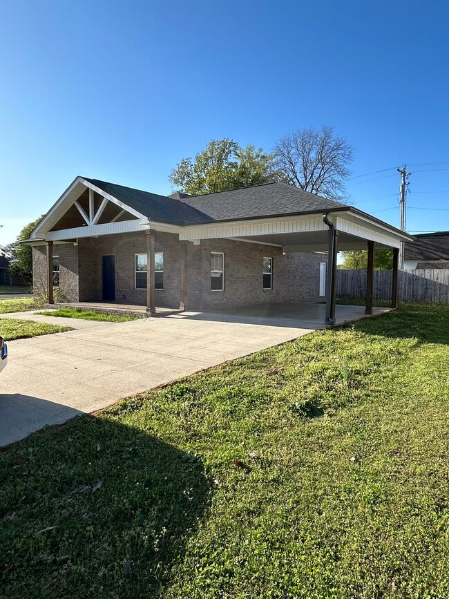 Building Photo - 1001 Ford Ave