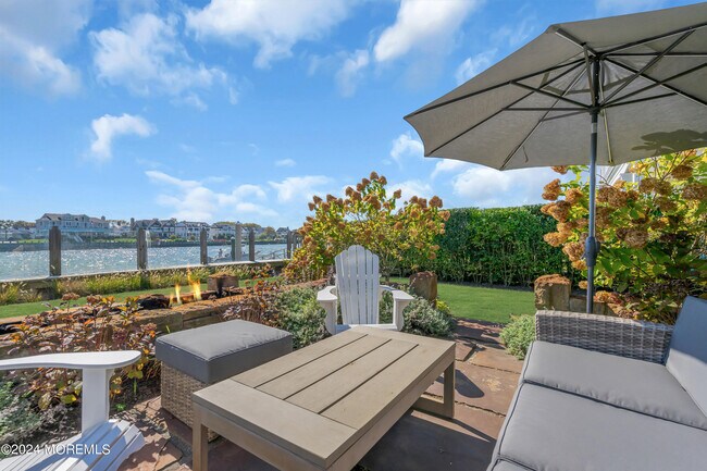 Foto del edificio - 210 Roosevelt Ave