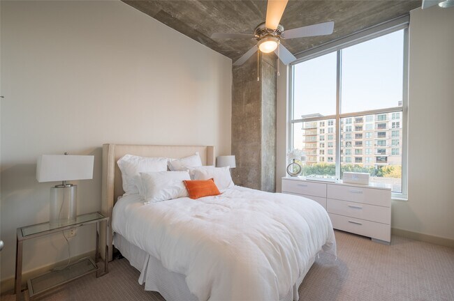Foto del edificio - 4899 Montrose Blvd