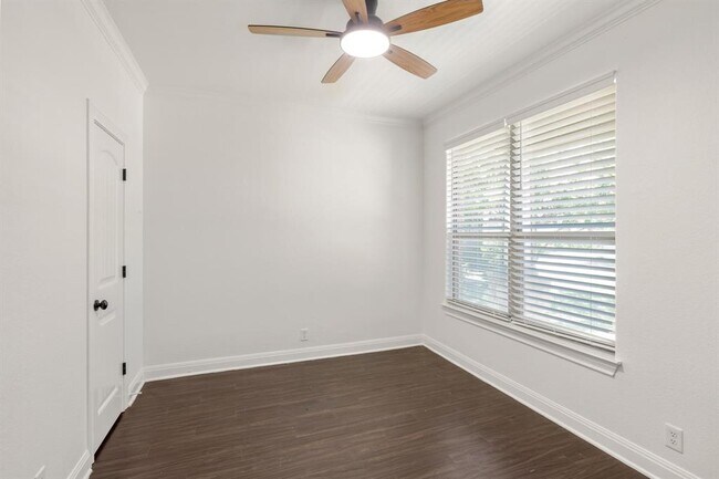 Building Photo - 135 Clematis Ct
