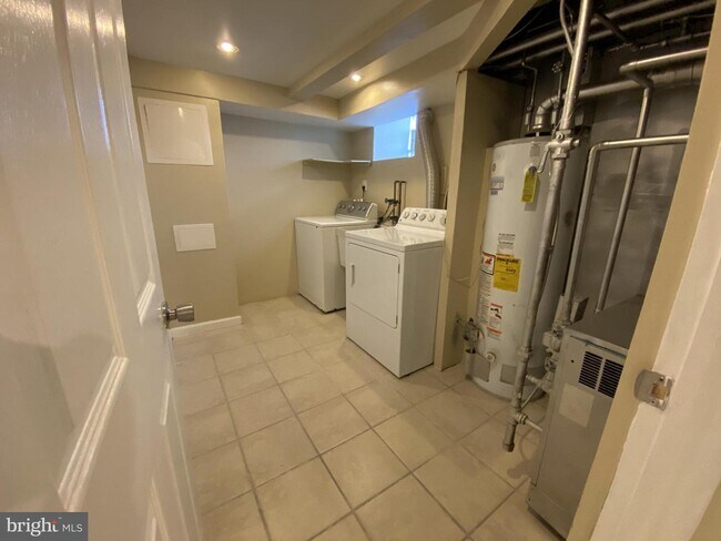 Building Photo - 909 Fanshawe St