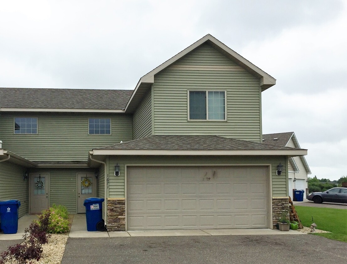 Foto principal - 3 Bedroom Townhome on Peach Dr. in Sauk Ra...