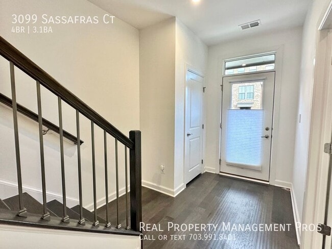 Building Photo - Stunning & Luxurious Metro Row Townhouse!