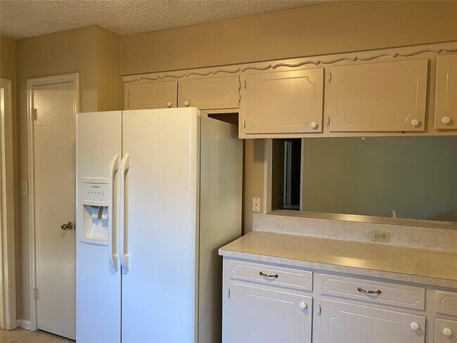 Building Photo - 25506 Oakhurst Dr
