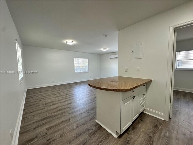 Building Photo - 1411 N Dixie Hwy