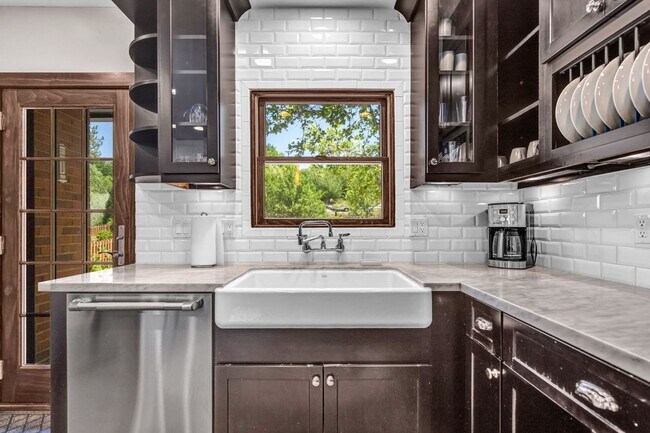 Foto del edificio - Charming Modern Industrial Fully Furnished Home for Lease
