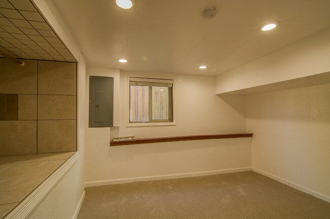 Building Photo - 512 N 79th St