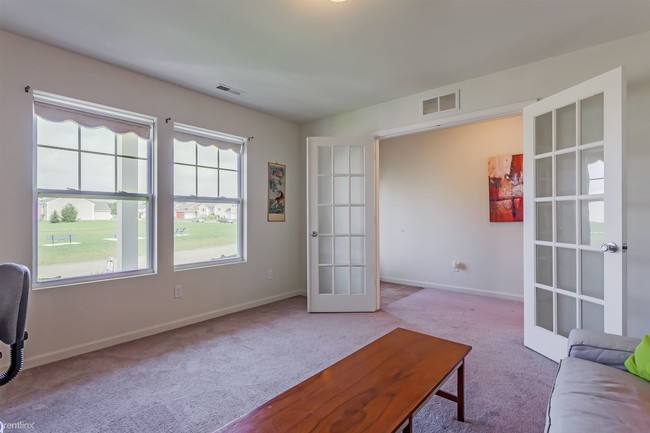 Building Photo - 10120 Canoe Cir