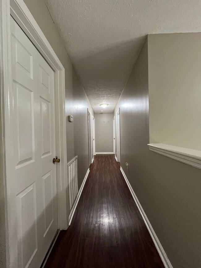 Foto del edificio - 3 bedroom, 2 bathroom house located in New...