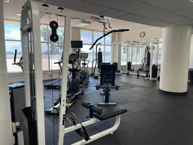 Foto del edificio - 10350 W Bay Harbor Dr