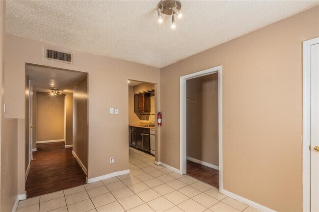 Building Photo - 523 Spring Dr