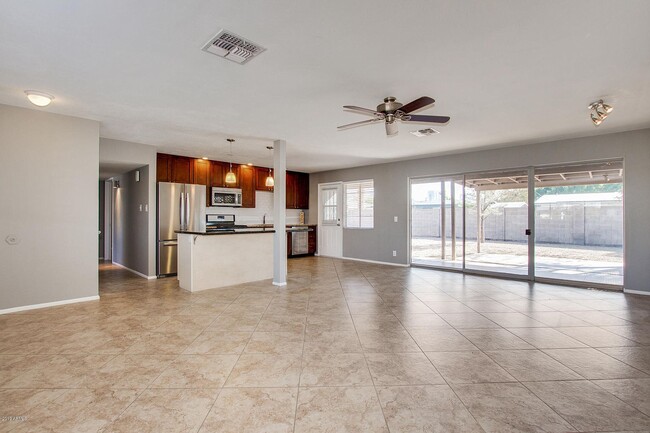 Building Photo - 443 W Mulberry Dr
