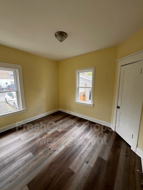 Foto principal - 1378 W 114th St