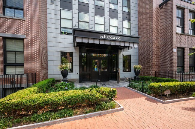 Foto del edificio - 1339 E St SE