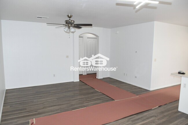 Building Photo - 1623 E Silverbirch Ave