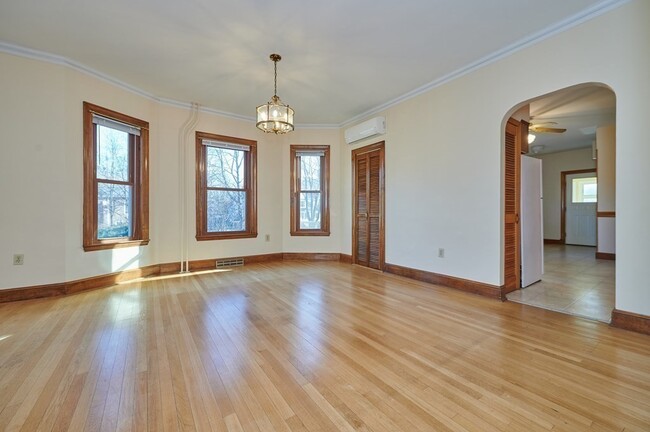 Building Photo - 18 Forest St