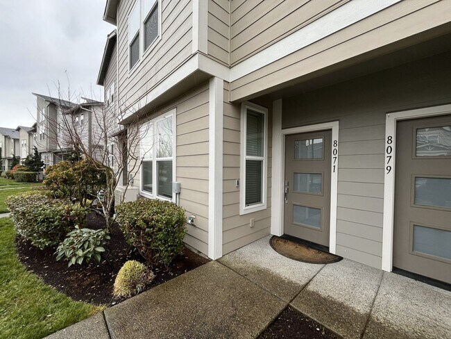 Foto del edificio - Stylish Two-Story Living with Fireplace, Island Kitchen & Private Primary Suite