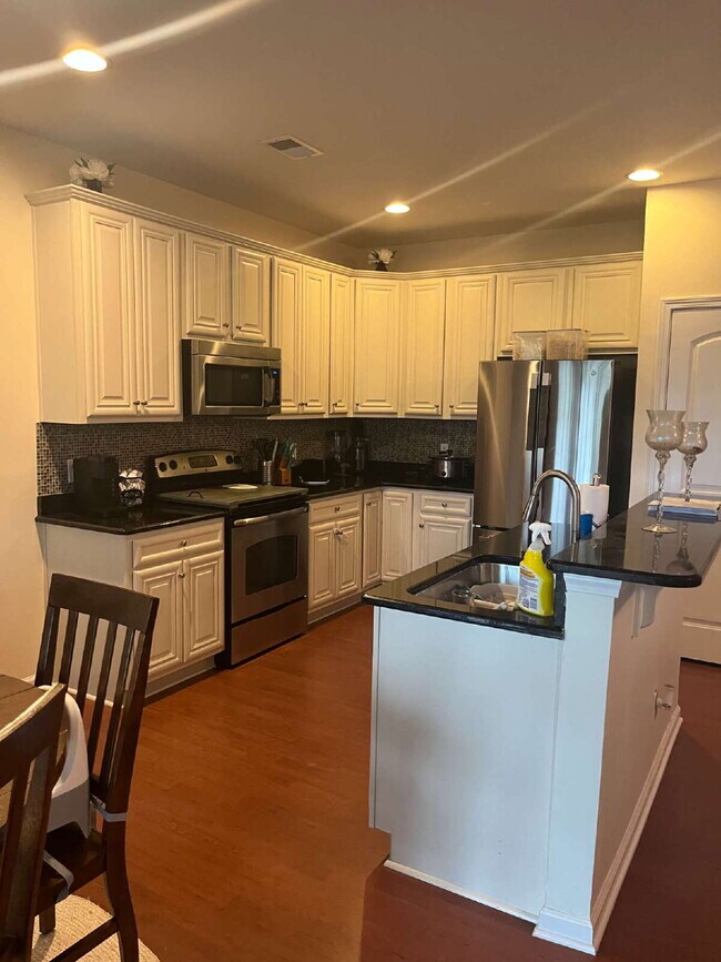 Building Photo - "Spacious 4-Bedroom Retreat with 2.5 Baths...