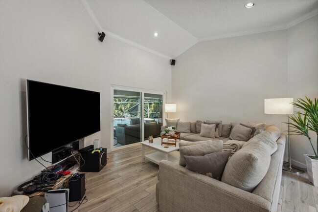 Foto del edificio - 13385 Kingsbury Dr