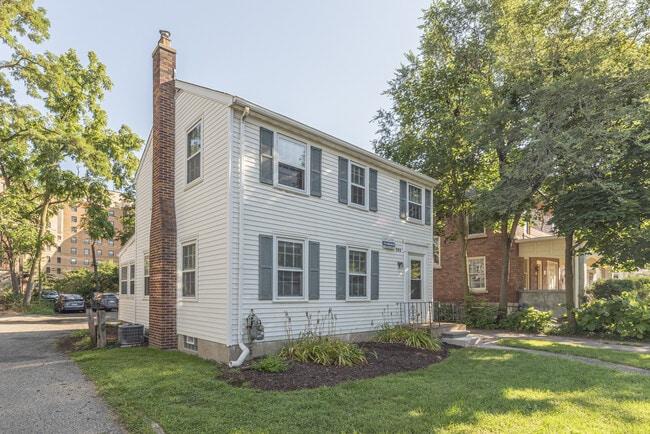 Building Photo - 909 E Ann St