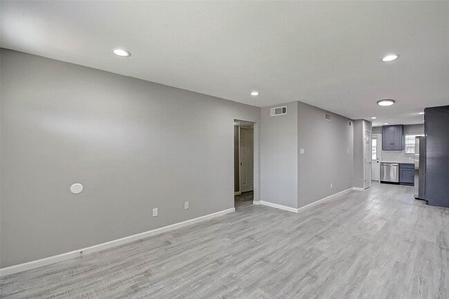 Building Photo - 1104 W Tri Oaks Ln