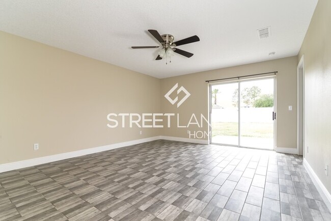 Building Photo - Beautiful 3 Bedroom Home with Large Backyard!