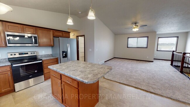Foto del edificio - UPPER LEVEL 2 BD, 1 BA TOWN HOME, INDIVIDUAL ENTRANCE, ATTACHED SINGLE GARAGE, PET FRIENDLY