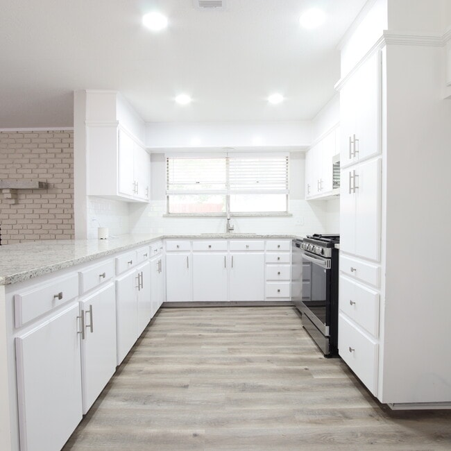 Building Photo - 3629 Venice Dr
