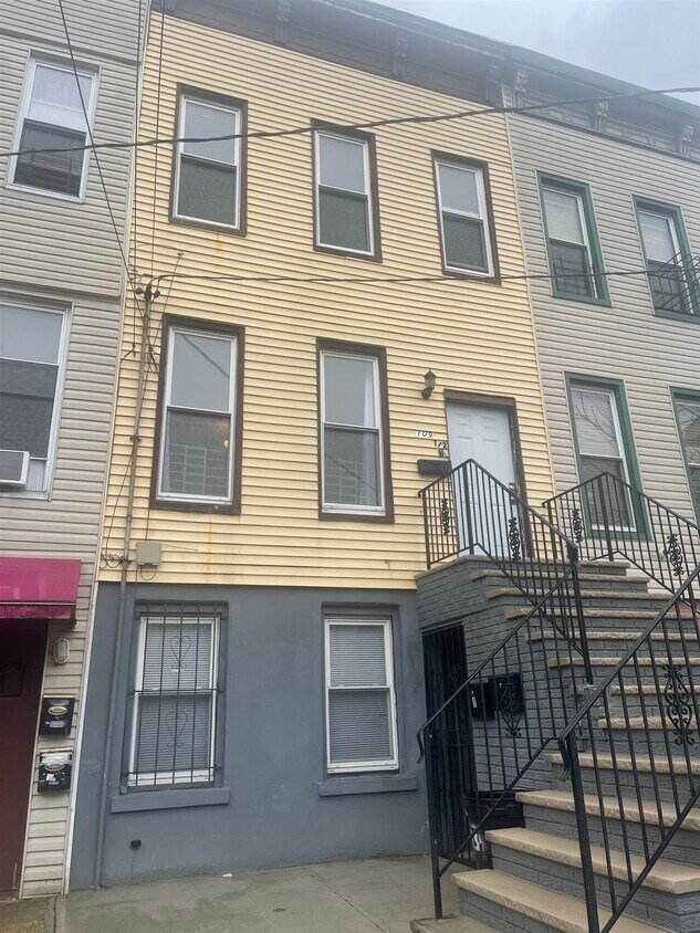 Primary Photo - 109.5 Oak St