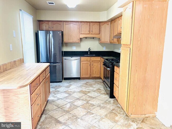 Building Photo - 14655 Forsythia Terrace