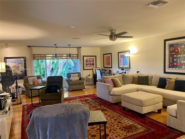 Foto del edificio - 1013 E Cypress Dr