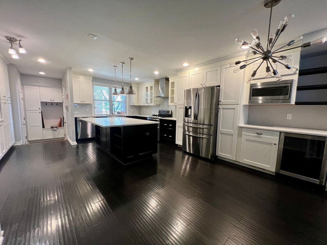 Luxurious 4-Bedroom Townhome in the Heart ... - Luxurious 4-Bedroom Townhome in the Heart ...
