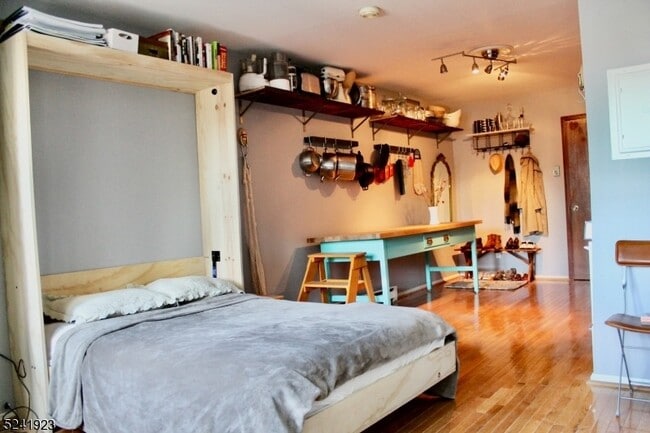 Photo - 107 E Broad St House