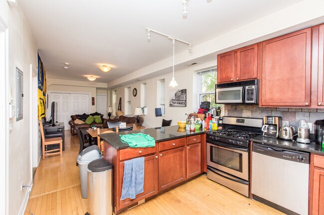 Foto del edificio - Massive 4bed/2bath DUPLEX in the HEART of Bucktown/Wicker Park! In-Unit Laundry! Central Air!