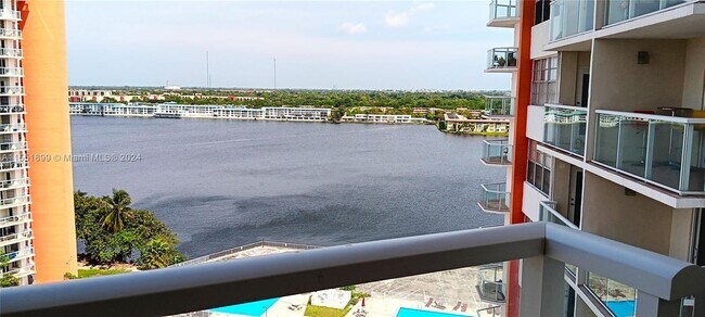 Foto del edificio - 1351 NE Miami Gardens Dr