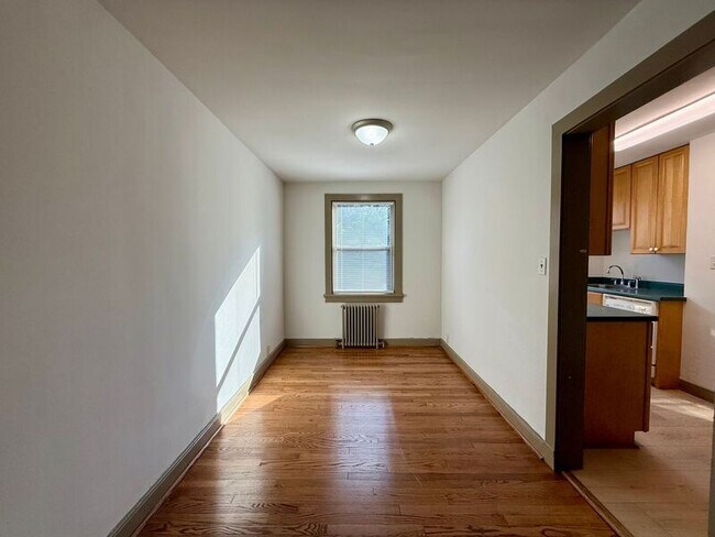 Building Photo - 1400 Kenmore Ave