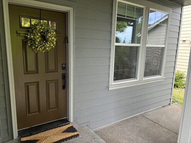Foto del edificio - Stunning 4 Bed Yelm Home with Vaulted Ceilings & Modern Amenities!