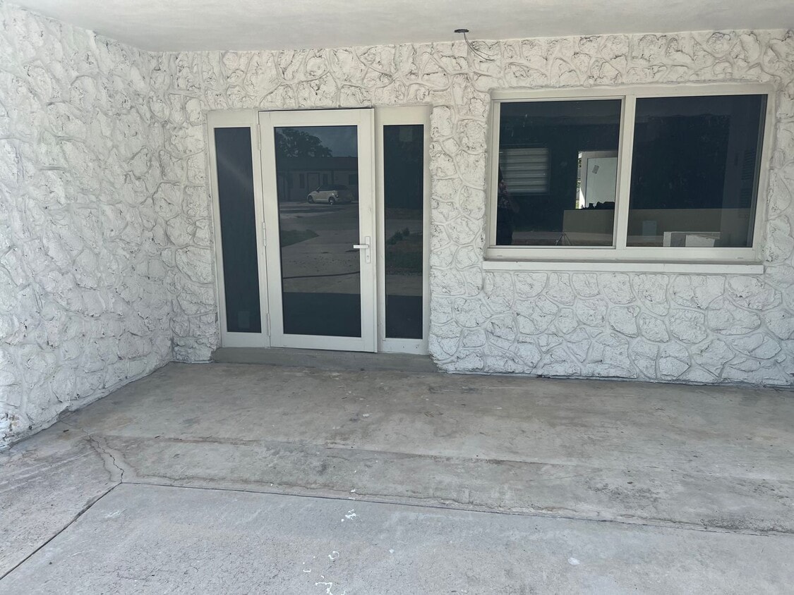 Primary Photo - Modern Fully Remodelled Waterfront - POOL ...