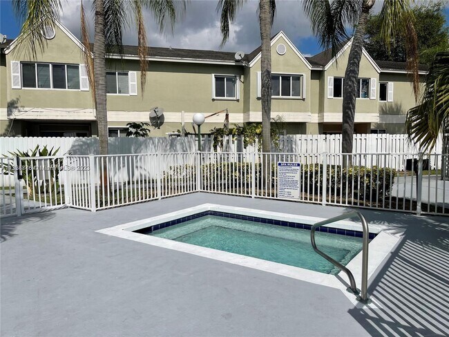 Foto del edificio - 17440 NW 67th Ct