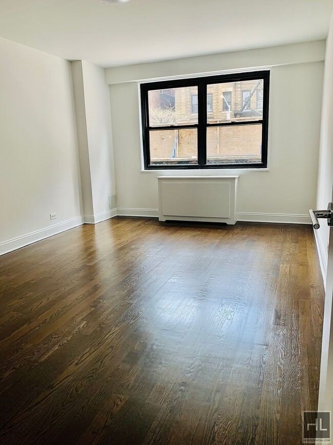 Building Photo - E 16 ST