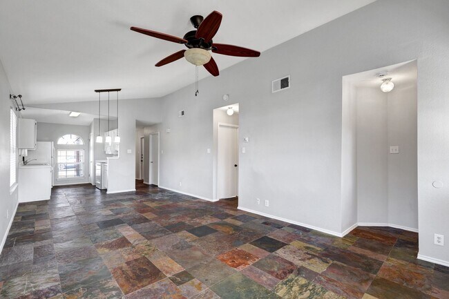 Foto del edificio - Carpet-Free Home with High Ceilings & Outdoor Retreat