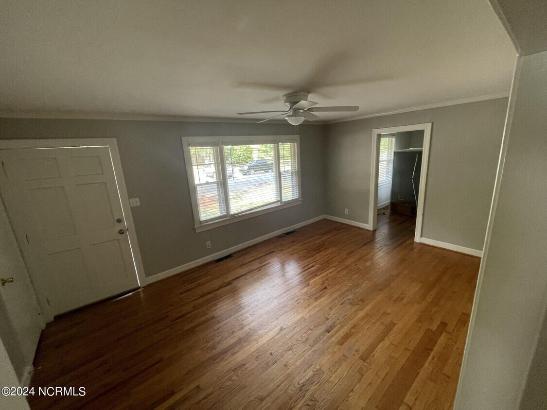 Building Photo - 1612 Longwood Dr