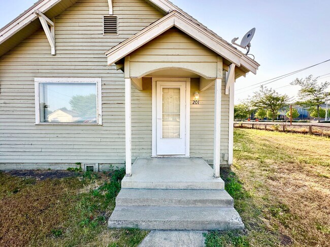 Foto del edificio - 2 Bedroom 1 Bathroom Home with Acreage in Town