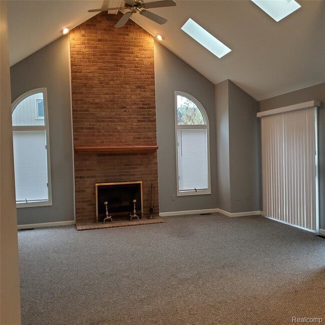 Building Photo - 16235 Pine Ridge Dr N