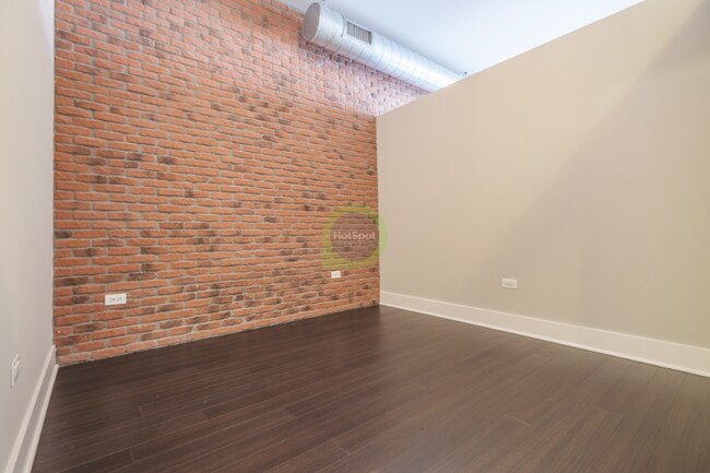 Building Photo - 825 S Clark St
